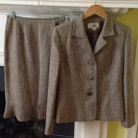 Le Suit Skirt Suit Pleated Bottom Brown Plaid - Sz 6 - Picture 1 of 8